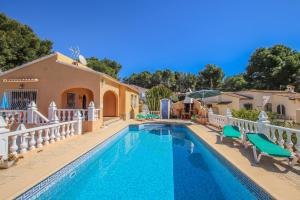 モライラにあるSofia - holiday home with private swimming pool in Morairaの家の前のスイミングプール