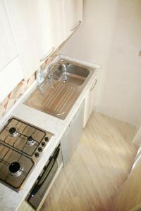 A kitchen or kitchenette at EasySleep - Ostia