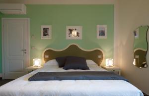 Un pat sau paturi într-o cameră la Locanda Alla Mano