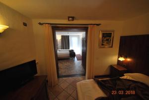 A bed or beds in a room at Hotel Bellevue