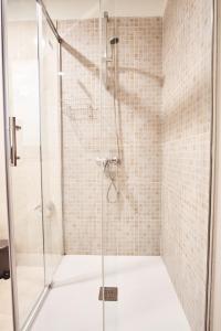 A bathroom at Setefilla Deluxe Suite by Valcambre