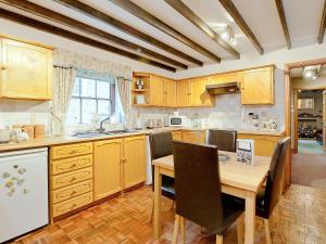 A kitchen or kitchenette at Mews End Cottage 