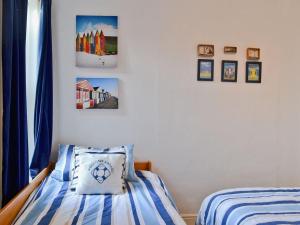 A bed or beds in a room at Sailors Knot 