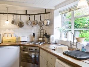 A kitchen or kitchenette at Cobbly Cottage 