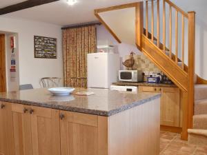 A kitchen or kitchenette at Nursted Farm Annexe 