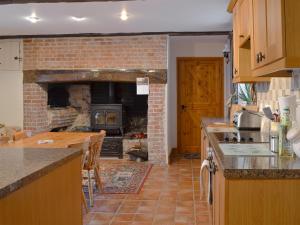 A kitchen or kitchenette at Nursted Farm Annexe 