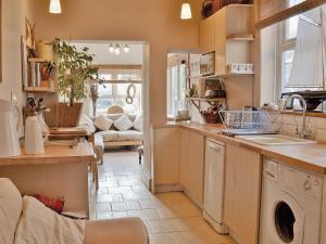 A kitchen or kitchenette at Sailors Knot 