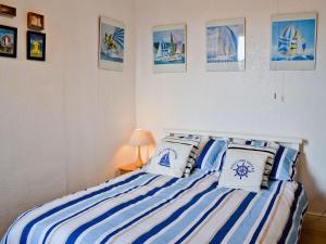 A bed or beds in a room at Sailors Knot 