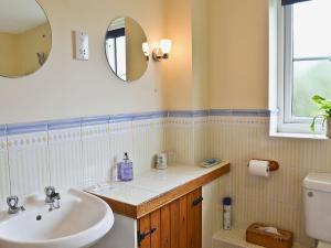 A bathroom at Owls Cottage 