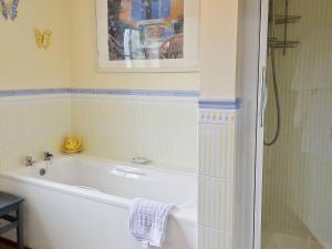 A bathroom at Owls Cottage 