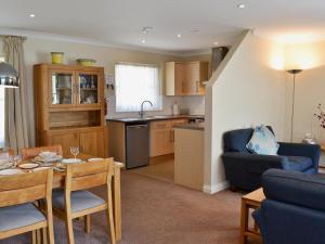 A kitchen or kitchenette at Queensbury Cottage 
