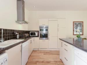 A kitchen or kitchenette at The Old Coach House 