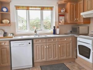 A kitchen or kitchenette at Owls Cottage 