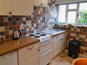 A kitchen or kitchenette at Mews Cottage 