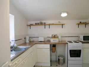 A kitchen or kitchenette at The Cottage 