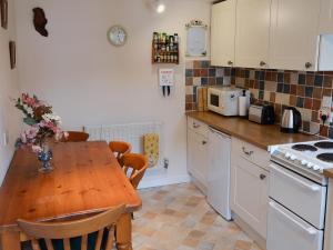 A kitchen or kitchenette at Mews Cottage 