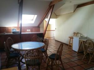 een kamer met een tafel en stoelen en een keuken bij House On Plein in Paarl