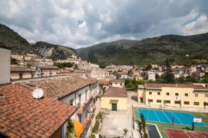 Vistas a una ciudad con montañas en el fondo en Albergo Penza, en Piedimonte dʼAlife