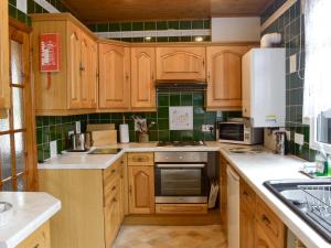 A kitchen or kitchenette at Timberlea 