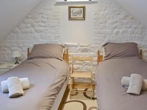 A bed or beds in a room at Owl Cottage 
