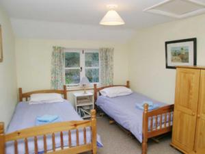 A bed or beds in a room at Hawthorn Cottage 