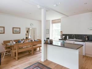 A kitchen or kitchenette at The Old Coach House 