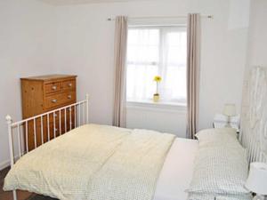 A bed or beds in a room at Pool View Cottage 