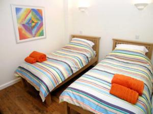 A bed or beds in a room at Stonebay Apartment 