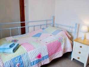 A bed or beds in a room at Sunday Cottage 