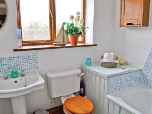 A bathroom at Sunday Cottage 