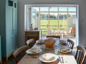 A restaurant or other place to eat at The Cottage 