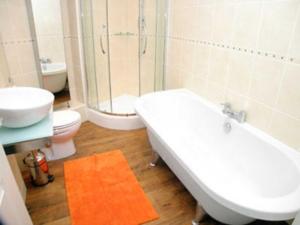 A bathroom at Stonebay Apartment 