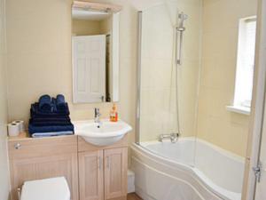 A bathroom at Tree Tops Cottage 