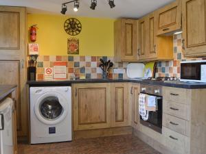 A kitchen or kitchenette at The Old Forge 
