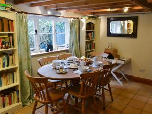 A restaurant or other place to eat at Hawthorn Cottage 