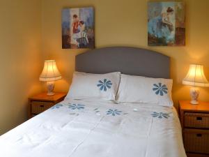 A bed or beds in a room at Timberlea 