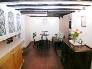 A kitchen or kitchenette at Pipewell Cottage 
