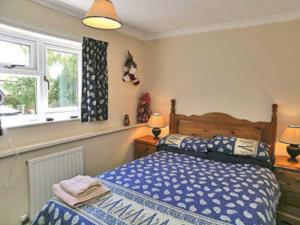 A bed or beds in a room at Mews Cottage 
