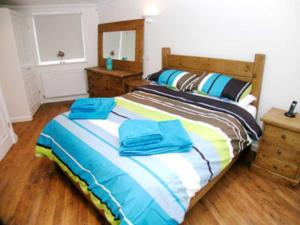 A bed or beds in a room at Stonebay Apartment 