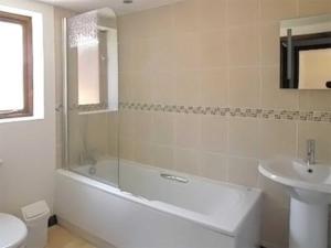 A bathroom at Rookery Farm Cottage 