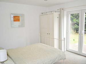 A bed or beds in a room at Pool View Cottage 