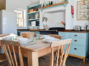 A restaurant or other place to eat at The Cottage 