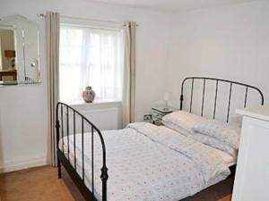 A bed or beds in a room at Tree Tops Cottage 