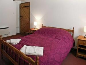 A bed or beds in a room at Rookery Farm Cottage 