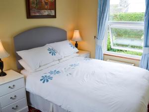 A bed or beds in a room at Timberlea 