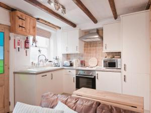 A kitchen or kitchenette at Sunny Cottage 
