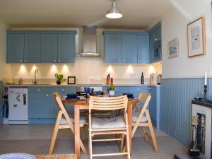 A kitchen or kitchenette at The Blue Cottage @ Cellardyke 
