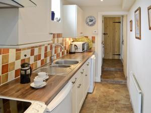 A kitchen or kitchenette at Hillcroft Cottage 