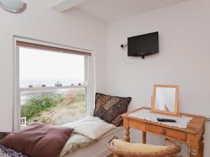A bed or beds in a room at Sunny Cottage 