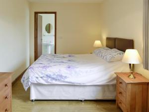 A bed or beds in a room at Punch Cottage 